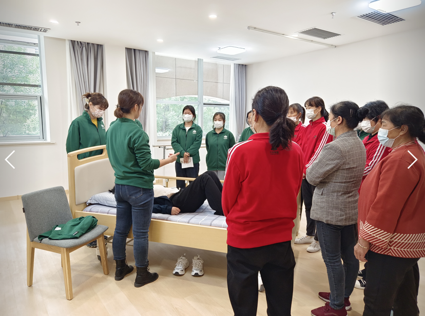 頤信養(yǎng)老組織長安閭里全體護(hù)理人員進(jìn)行護(hù)理知識學(xué)習(xí)及實(shí)踐培訓(xùn)