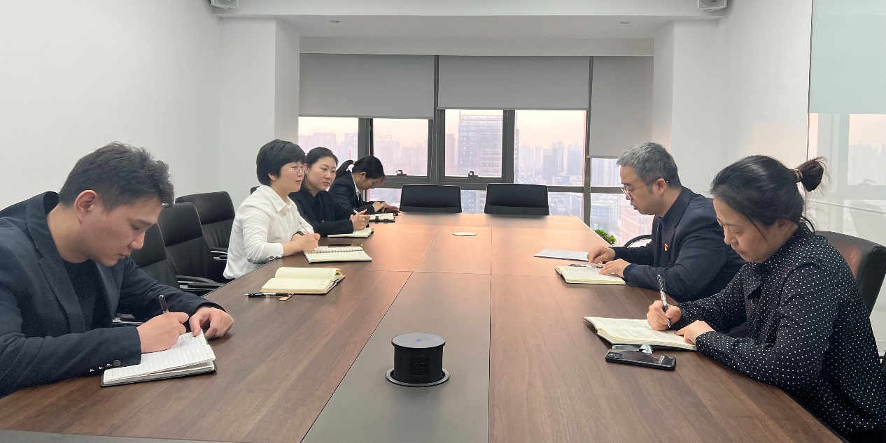 努力把準(zhǔn)斗爭(zhēng)方向，堅(jiān)定斗爭(zhēng)意志——法律事務(wù)中心召開(kāi)會(huì)議傳達(dá)黨課精神